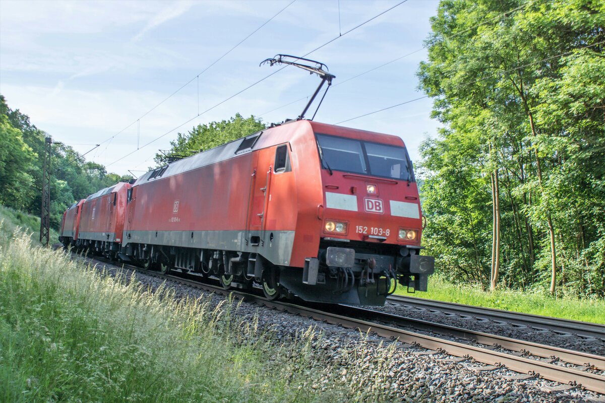 152 103-8 ist mit einen Lokzug am 15.06.2021 bei Vollmerz in Richtung Fulda unterwegs.