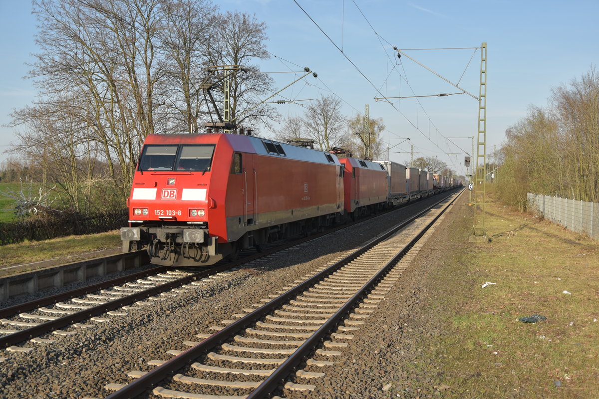 152 103-8 samt einer mir unbekannten Schwesterlok und einem Klv bei der Durchfahrt in Anrath am 26.3.2016