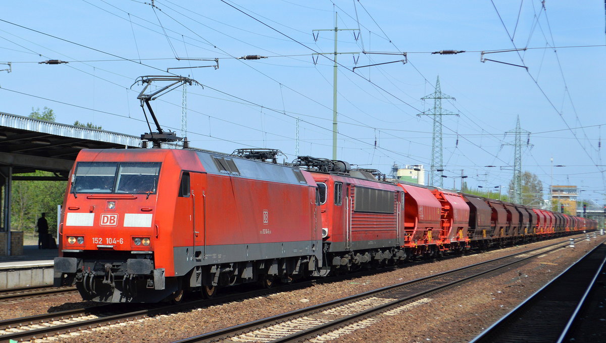 152 104-6 mit Rpool 155 251-2 und Ganzzug Kalitransportwagen am Haken am  22.04.18 Durchfahrt Bf. Flughafen Berlin-Schönefeld.