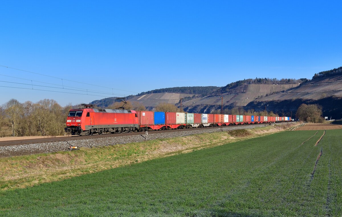152 104 mit einem Containerzug am 09.03.2022 bei Himmelstadt.