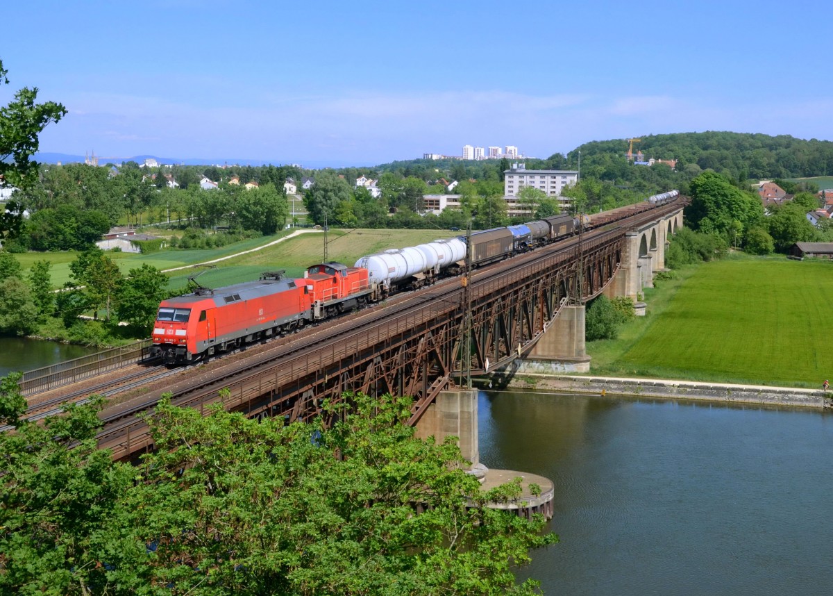 152 105 + 294 778 mit einem Güterzug am 21.05.2014 auf der Mariaorter Brücke bei Regensburg-Prüfening.