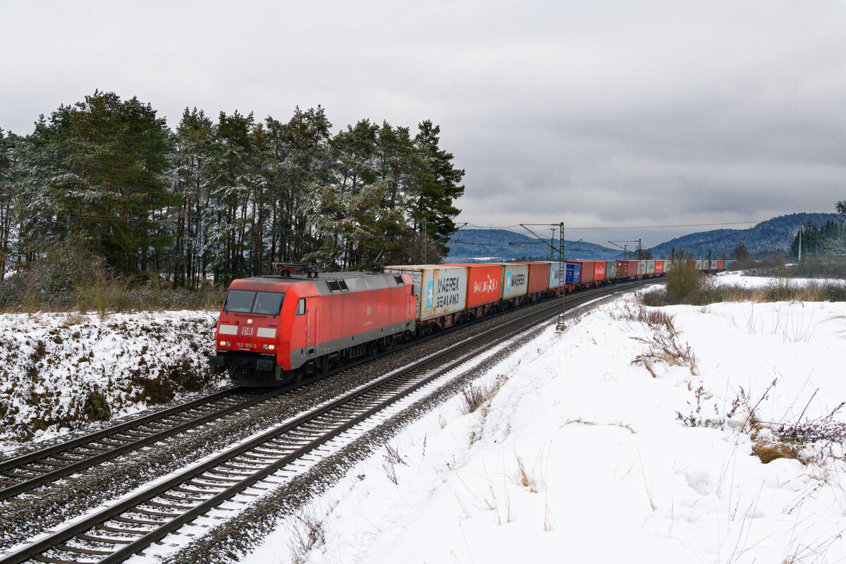 152 105 DB Cargo mit einem Containerzug bei Parsberg Richtung Nürnberg, 23.01.2021