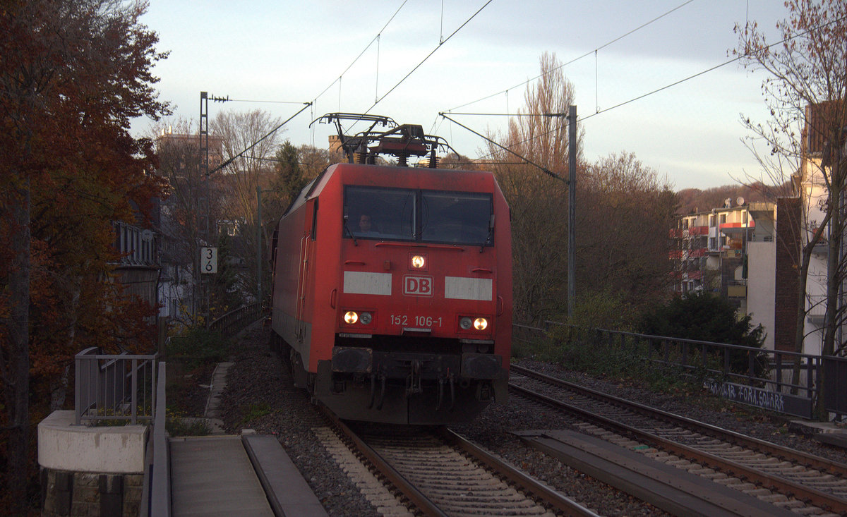152 106-1 DB  kommt aus Richtung Aachen-West mit einem Kohlenzug aus Gent-Zeehaven(B) nach Garching(D) und fährt durch Aachen-Schanz in Richtung Aachen-Hbf,Aachen-Rothe-Erde,Stolberg-Hbf(Rheinland)Eschweiler-Hbf,Langerwehe,Düren,Merzenich,Buir,Horrem,Kerpen-Köln-Ehrenfeld,Köln-West,Köln-Süd. 
Aufgenommen vom Bahnsteig von Aachen-Schanz.
Am Nachmittag vom 22.11.2019.