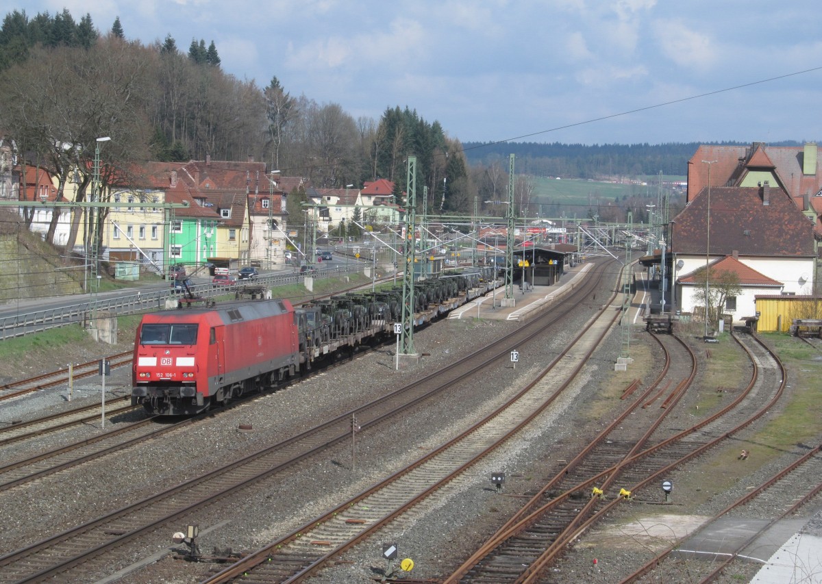 152 106-1 zieht am 26. März 2014 einen Militärzug durch Kronach in Richtung Lichtenfels.