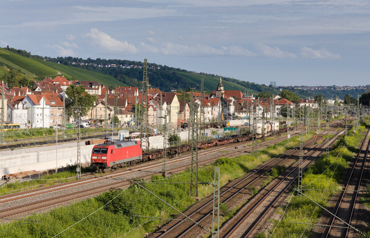 152 106 mit KT in Richtung Kornwestheim am 12.08.2021 am Eszetsteg in Stuttgart. 
