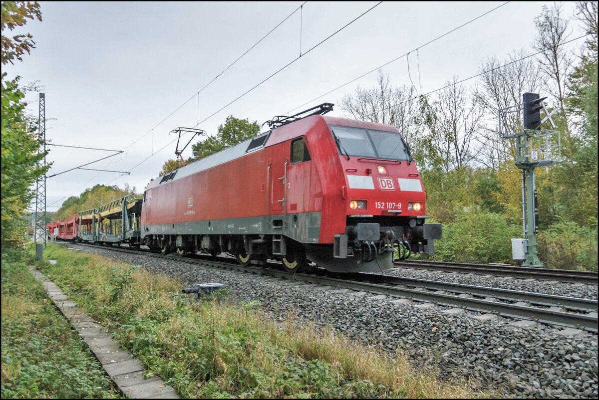 152 107-9 mit einen leeren Autozug in Vollmerz am 20.10.2021