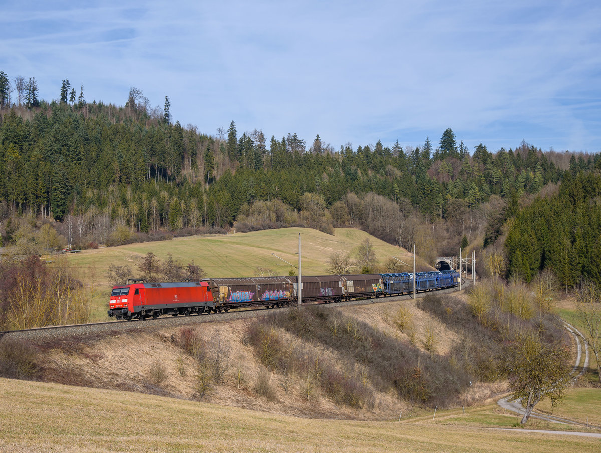 152 107 mit einem EZ nach Kornwestheim bei Mittelrot am 25.2.2017.