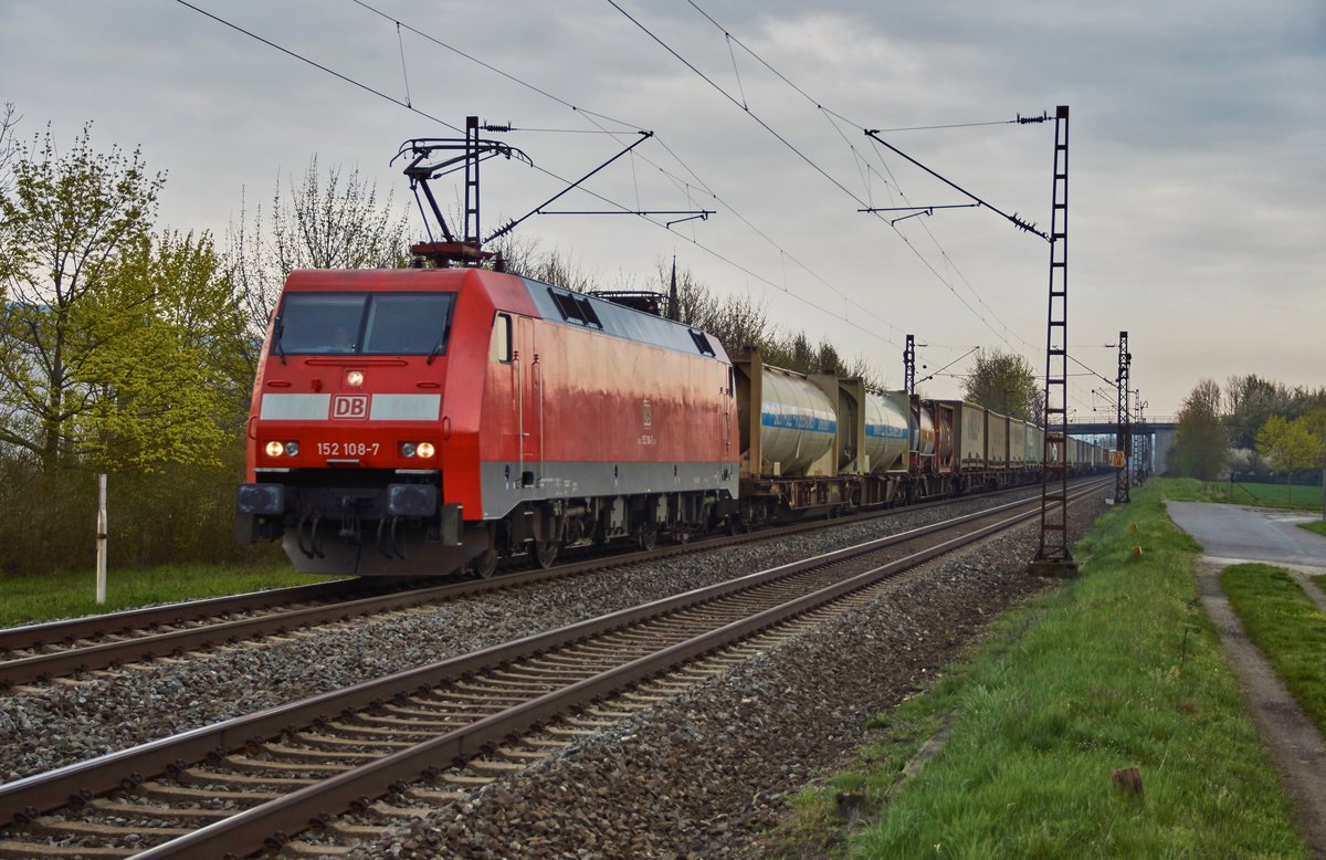 152 108-7 ist am 12.04.16 mit einen Aufliegerzug bei Thüngersheim unterwegs.