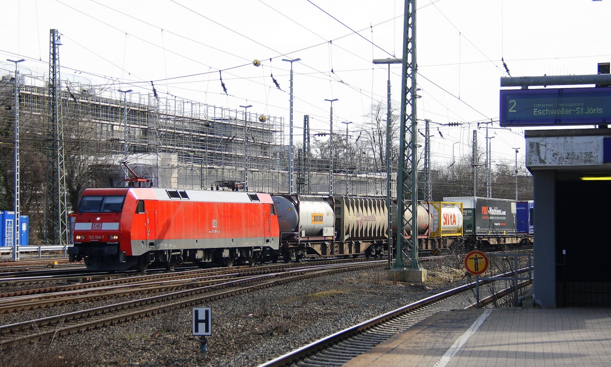 152 108-7 DB kommt aus Richtung Köln,Aachen-Hbf,Aachen-Schanz mit einem langen Containerzug aus Gallarate(I) nach Zeebrugge(B) und fährt in Aachen-West ein. Aufgenommen vom Bahnsteig in Aachen-West bei schönem Frühlingswetter am 7.3.2015.