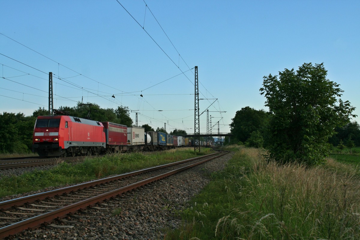 152 108-7 mit einem KLV-Zug von Basel/Weil am Rhein in Richtung Norden am Abend des 06.06.14 in Orschweier.