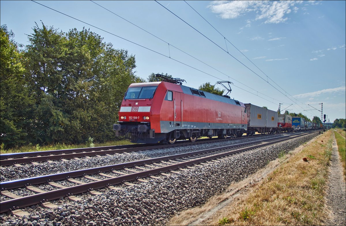 152 108-7 ist mit seinen Containerzug in Richtung Norden unterwegs,gesehen am 25.07.2018 bei Thüngersheim.