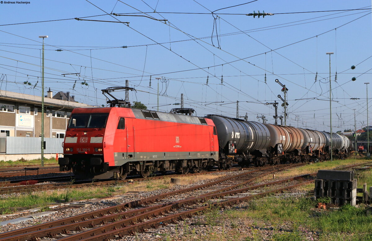 152 109-5 mit dem GAGC 60243 (Villingen(Schwarzw)-Karlsruhe Raffinerie) in Villingen 23.7.21. Das Bild entstand neben dem Gleisbereich