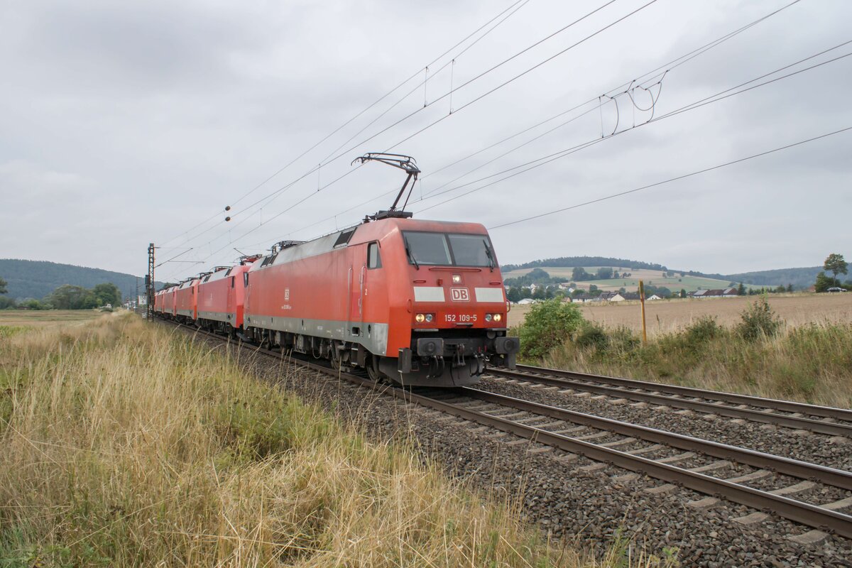 152 109-5 mit einem Lokzug bei Reilos am 31.08.2022.