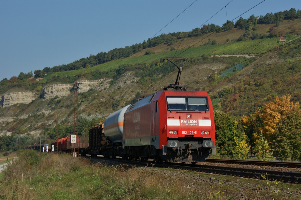 152 109-5 mit einen gemischten Gterzug am 02.10.13 Richtung Wrzburg.