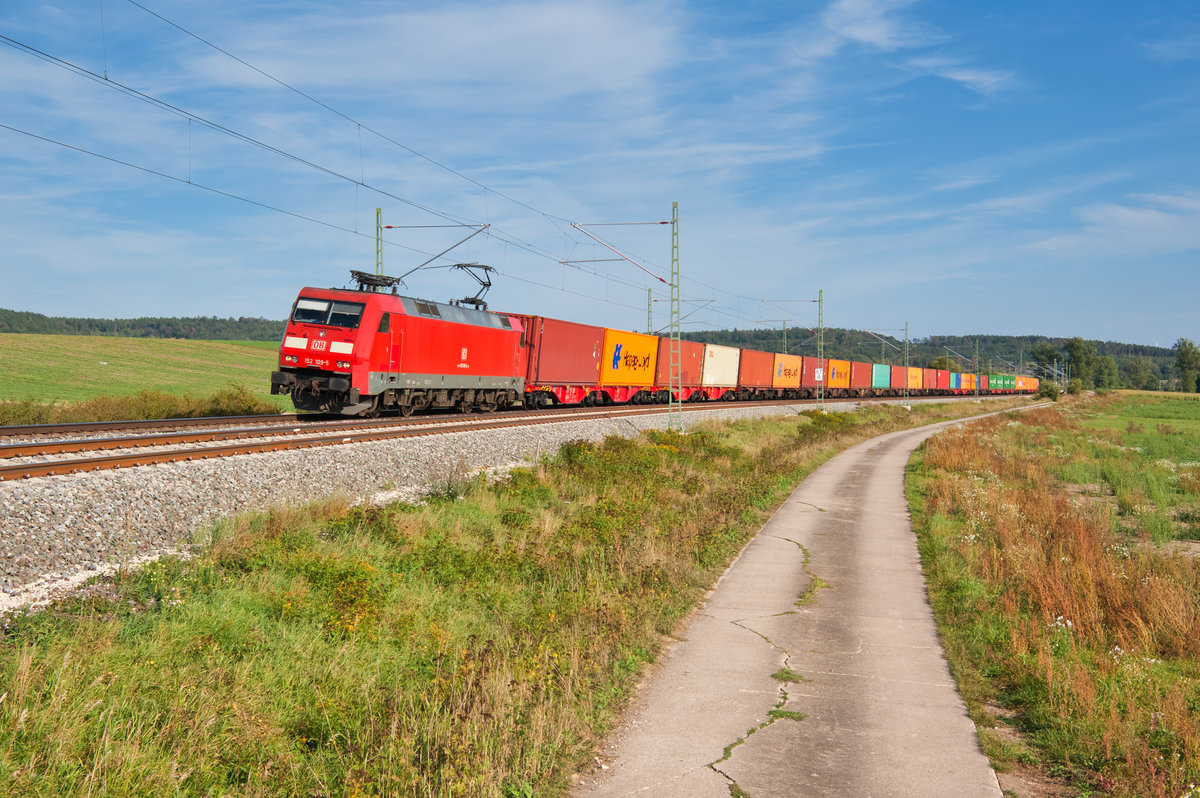 152 109 mit einem Containerzug bei Mitteldachstetten Richtung Würzburg, 17.09.2019