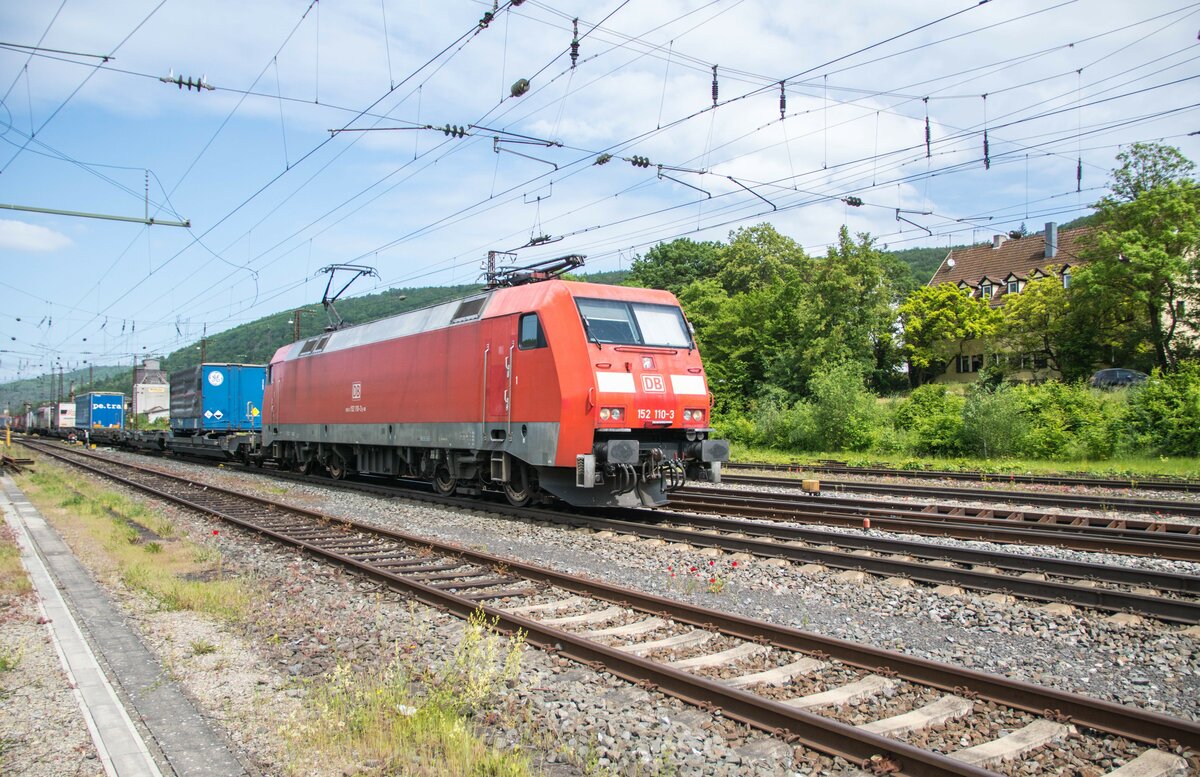 152 110-3 ist mit einem Containerzug Richtung Würzburg/M.unterwegs,gesehen am 24.05.2023 in Gemünden/M.
Standort ist öffentlich