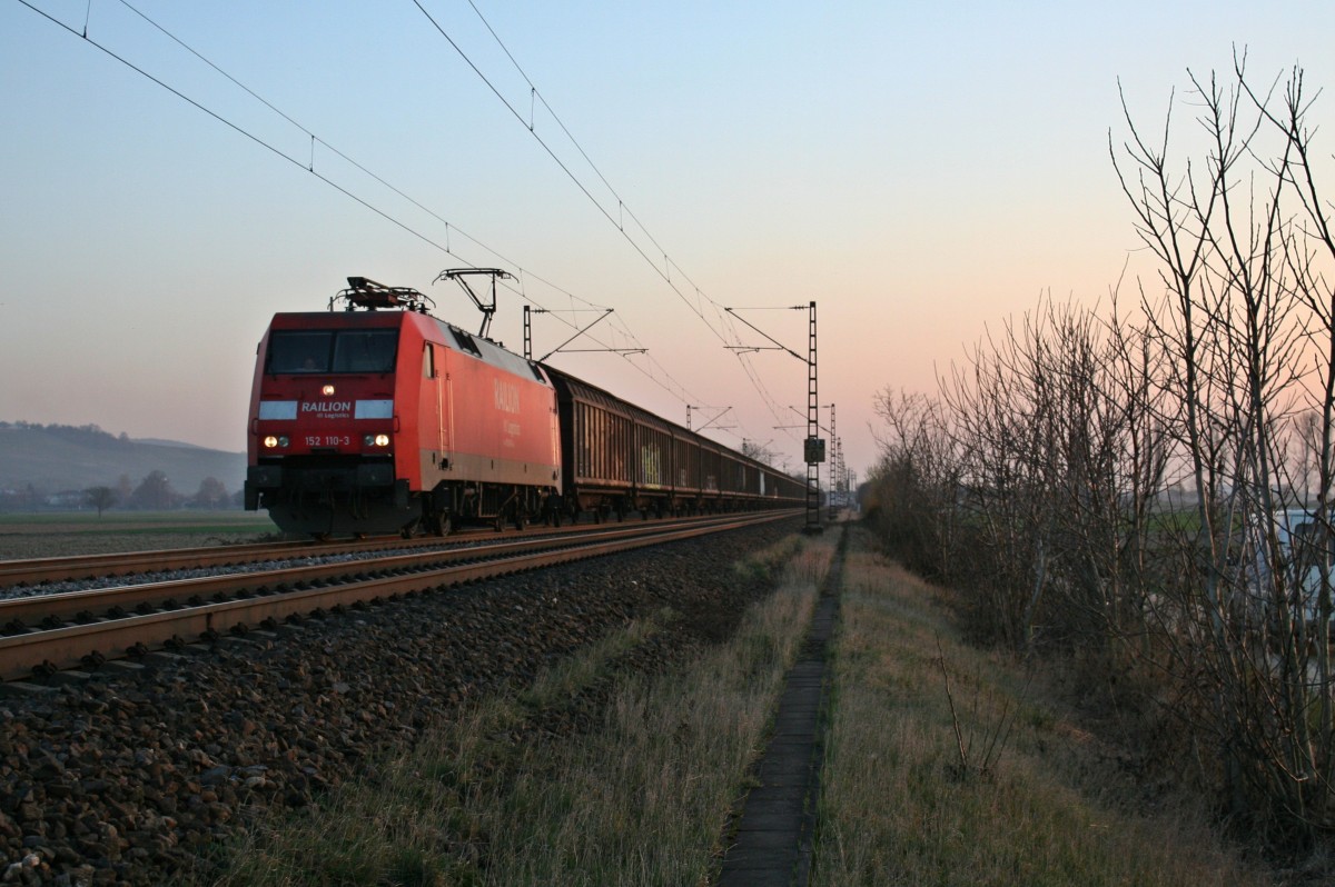 152 110-3 mit einem RedBull-Zug nach Bremerhafen-Kaiserhafen am Abend des 08.03.14 sdlich von Hgelheim.