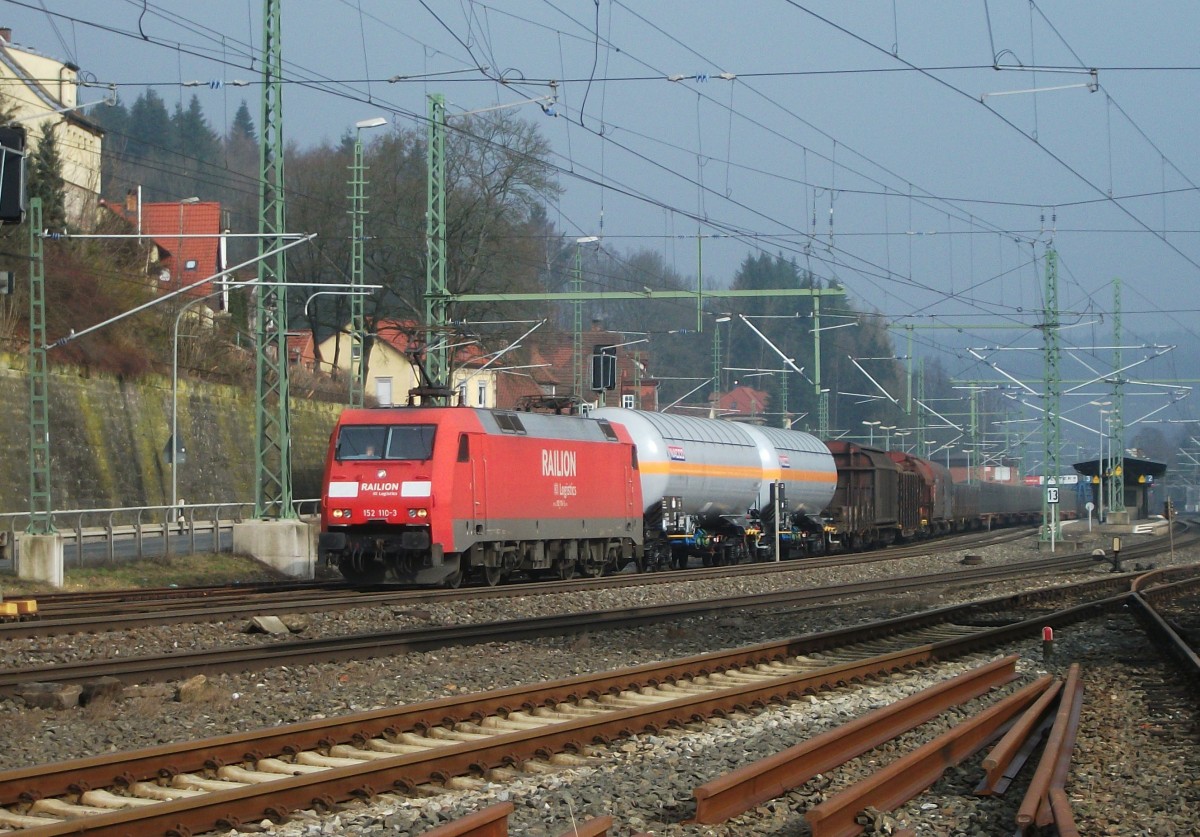 152 110-3 verlsst am 06.Mrz 2014 mit einem gemischten Gterzug den Bahnhof Kronach in Richtung Lichtenfels.