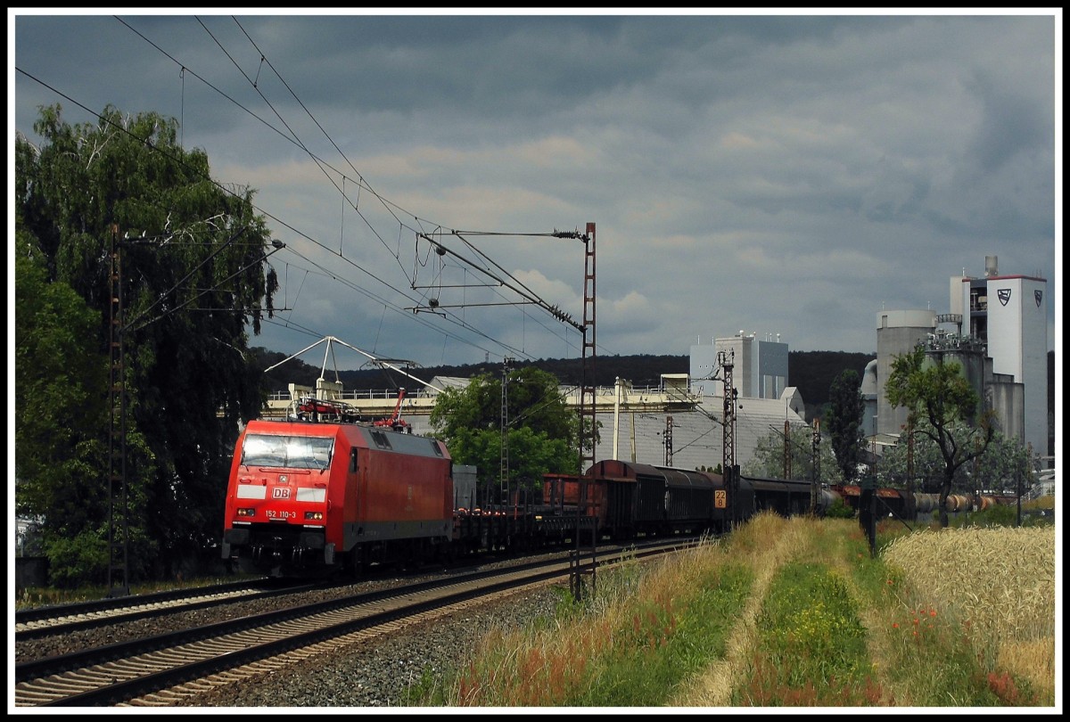 152 110 fährt am 21.6.14 mit einem Mischer durch das Maintal in Richtung Würzburg.
Festgehalten kurz hinter Karlstadt (Main).