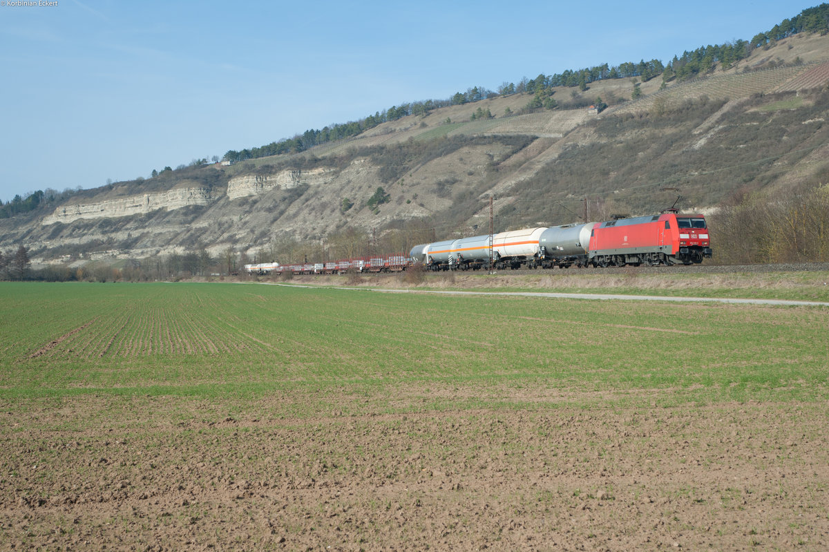 152 111-1 mit einem gemischten Güterzug Richtung Würzburg bei Thüngersheim, 16.03.2017