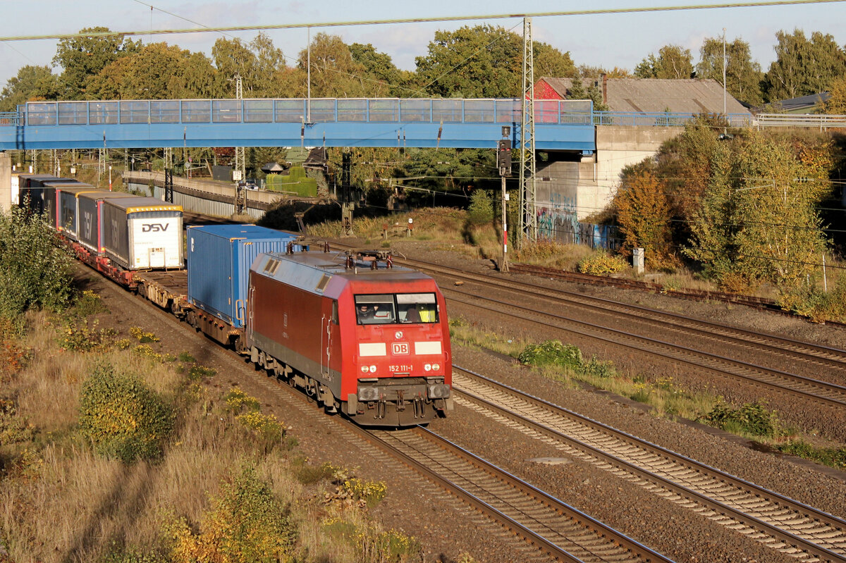 152 111-1 mit einen KLV am Haken, durchfährt am 16.10.2022 den Bahnhof Tostedt.