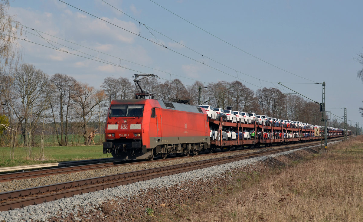 152 111 führte am 10.04.18 einen Skoda-Zug durch Jütrichau Richtung Magdeburg.