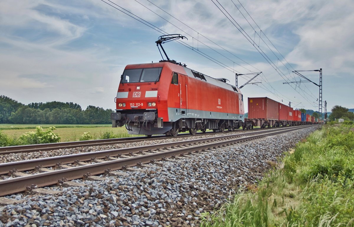 152 112-9 ist am 23.05.2018 mit seinen Containerzug in Richtung Norden unterwegs,gesehen bei Friedland.