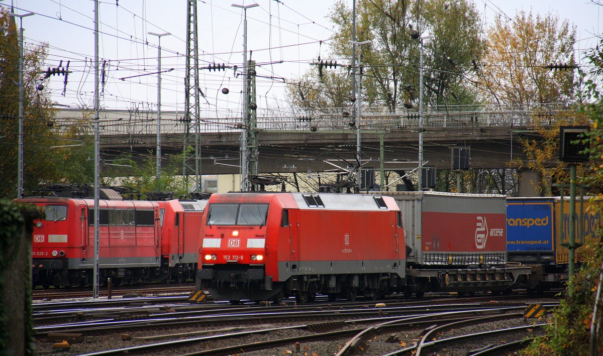 152 112-9 DB kommt aus Richtung Köln,Aachen-Hbf,Aachen-Schanz mit einem langen Containerzug aus Gallarate(I) nach Zeebrugge(B) und fährt in Aachen-West ein. Aufgenommen vom Bahnsteig in Aachen-West.
Bei Wolken am 7.11.2015.