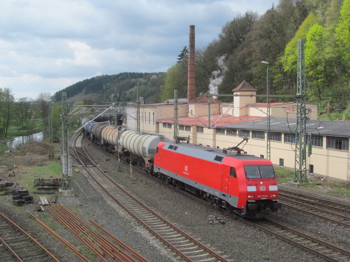 152 112-9 zieht am 09. April 2014 einen Kesselwagenzug durch Kronach in Richtung Saalfeld.