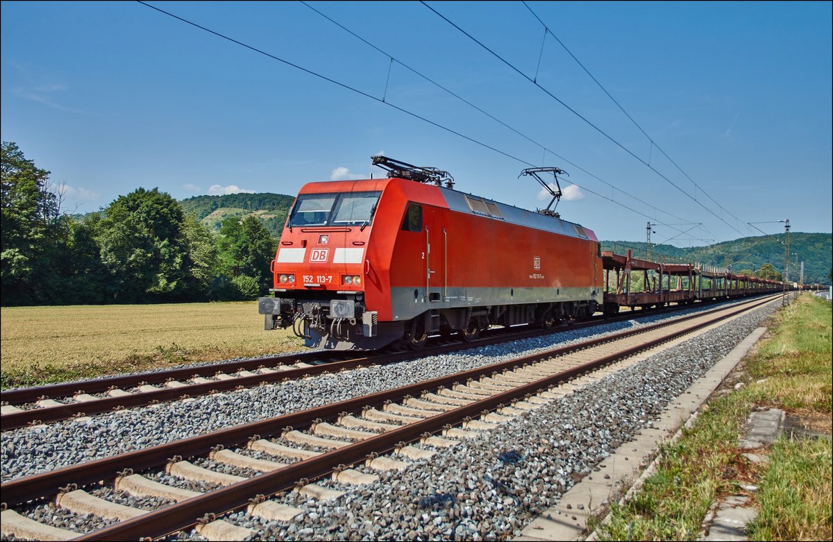 152 113-7 ist am 05.07.2017 mit einen leeren Autozug in Richtung Würzburg bei Harrbach unterwegs.