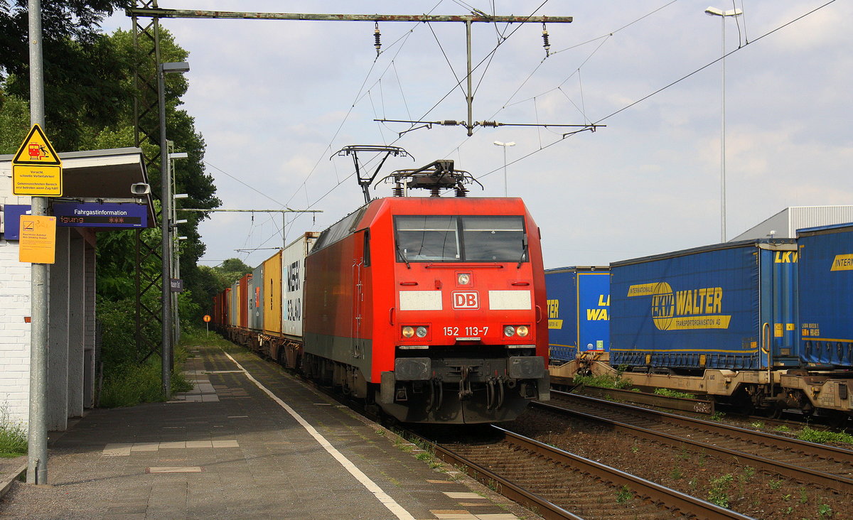 152 113-7 DB kommt mit einem Containerzug aus Norddeutschland nach Krefeld und fährt durch Duisburg-Rheinhausen-Ost  in Richtung Krefeld.
Aufgenommen vom Bahnsteig in Duisburg-Rheinhausen-Ost. 
Bei Sommerwetter am Nachmittag vom 27.7.2017.