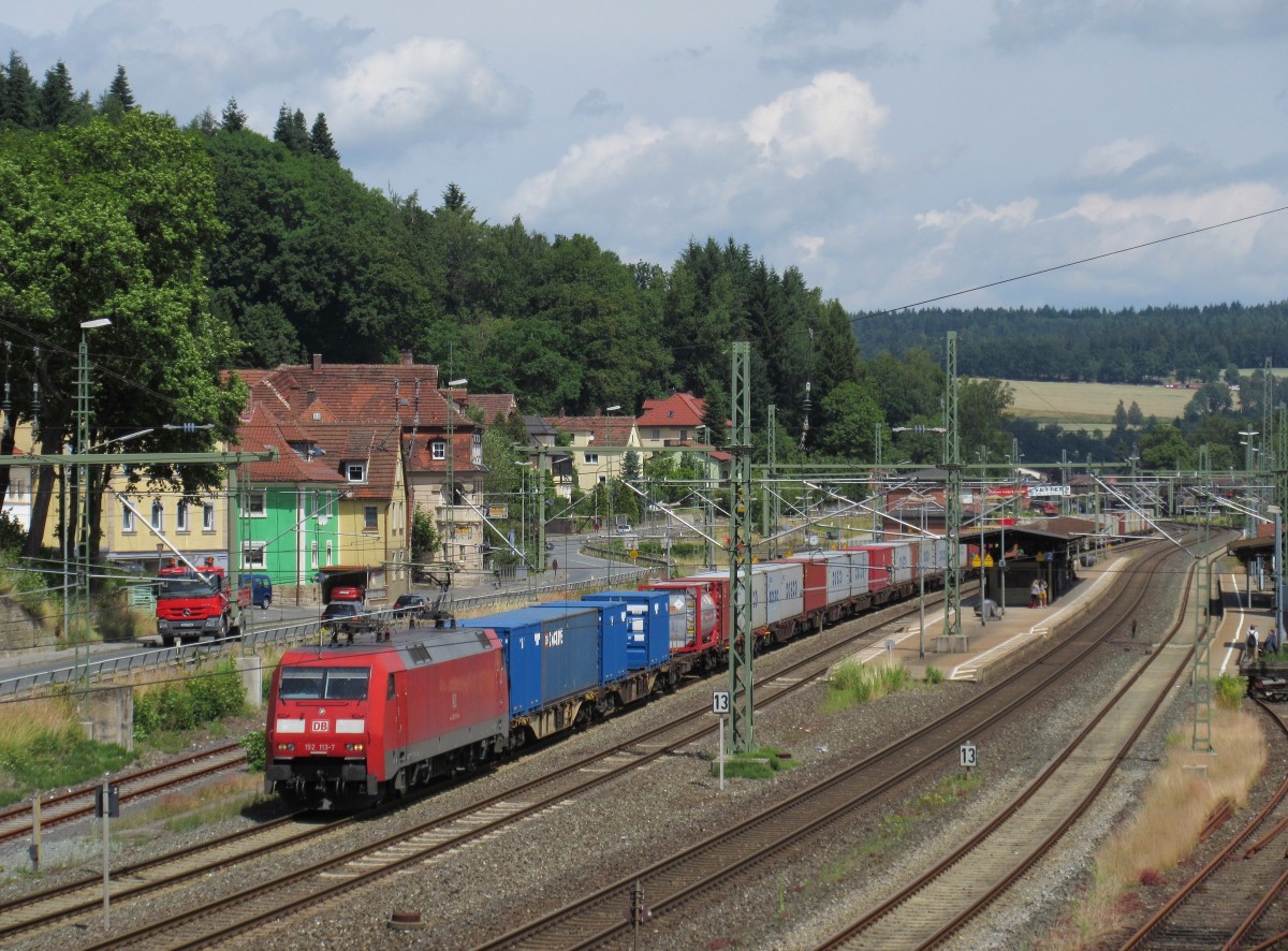 152 113-7 steht am 28.Juni 2014 mit einem Containerzug auf Gleis 4 im Bahnhof Kronach.
