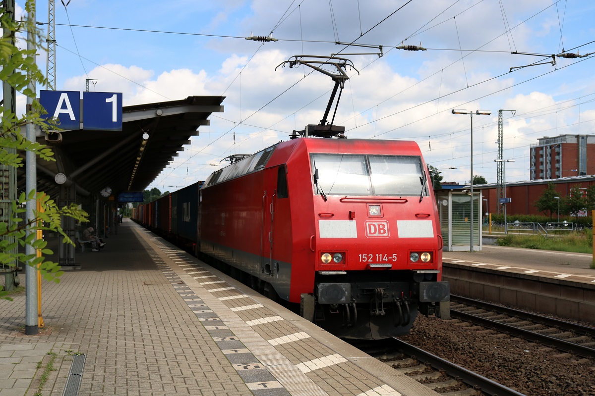152 114-5 DB als Containerzug durchfährt den Bahnhof Lüneburg auf der Bahnstrecke Hannover–Hamburg (KBS 110) Richtung Hannover. [6.7.2017 - 12:15 Uhr]