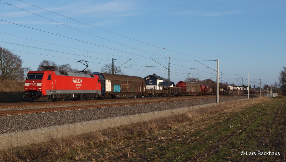152 114-5 rollt mit einem Mischer im schönen Abendlicht durch Bardowick-Bruch Richtung Hamburg. Aufgenommen am 23.02.14.