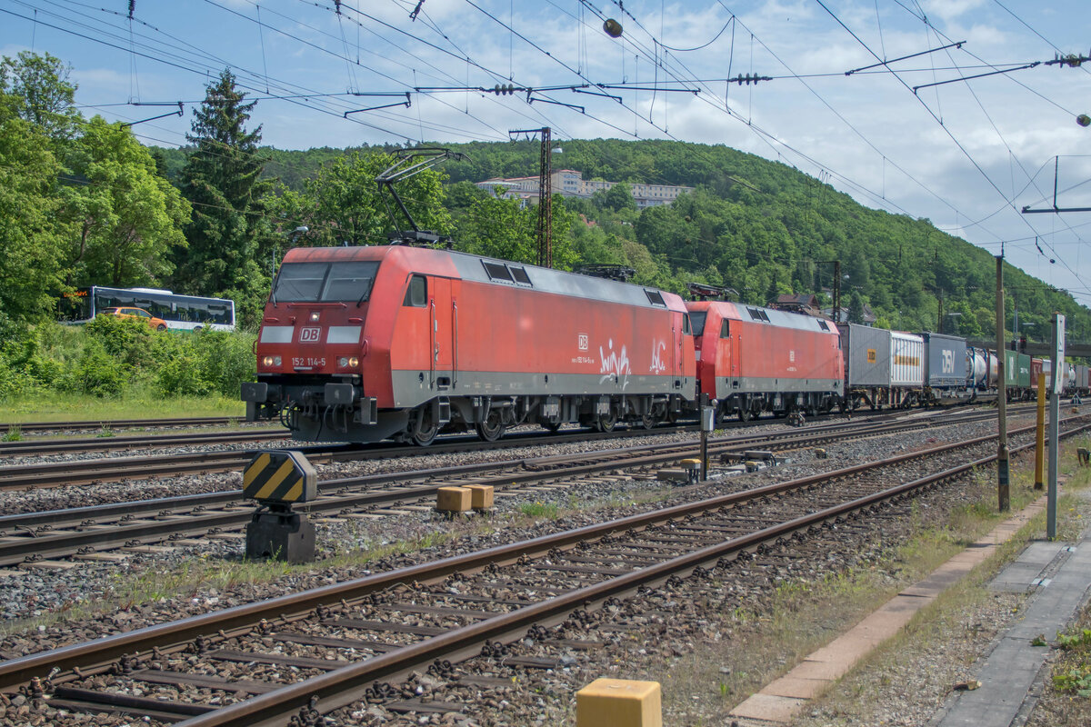 152 114-5 u.152 052-7 zu sehen bei der Durchfahrt von Bhf Gemünden/M. am 24.05.2023