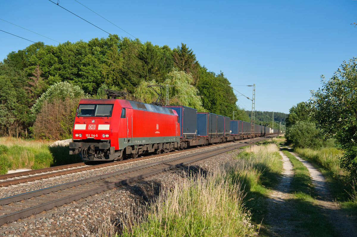 152 114 mit einem KLV-Zug bei Postbauer-Heng Richtung Nürnberg, 04.07.2019