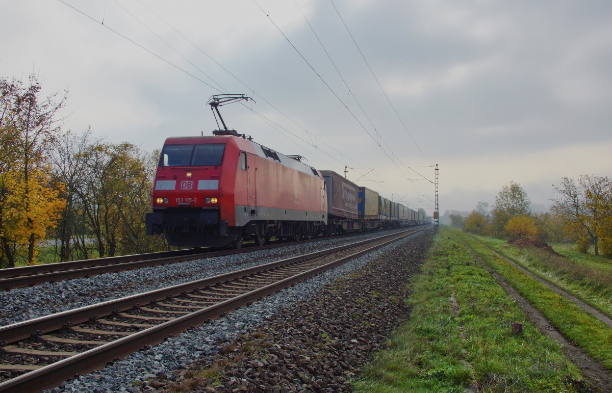 152 115-2 ist mit einen Aufliegerzug bei Thüngersheim am 27.10.15 unterwegs.
