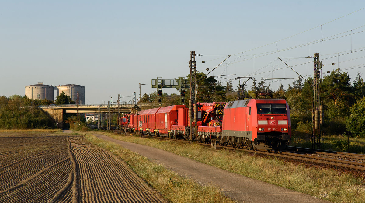152 115 mit einem Hilfszug in Richtung Karlsruhe.(Waghäusel-Wiesental 19.9.2020).