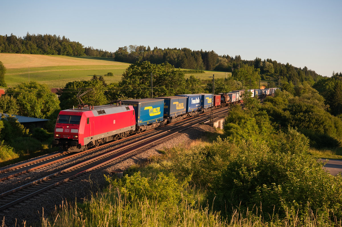 152 115 mit einem KLV-Zug bei Otting-Weilheim Richtung Treuchtlingen, 28.06.2019