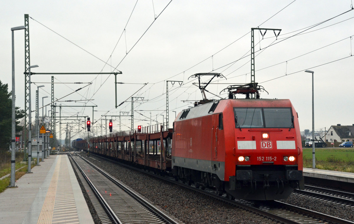 152 115 schleppte am 09.12.16 einen Autologistikzug durch Rodleben Richtung Wittenberg.