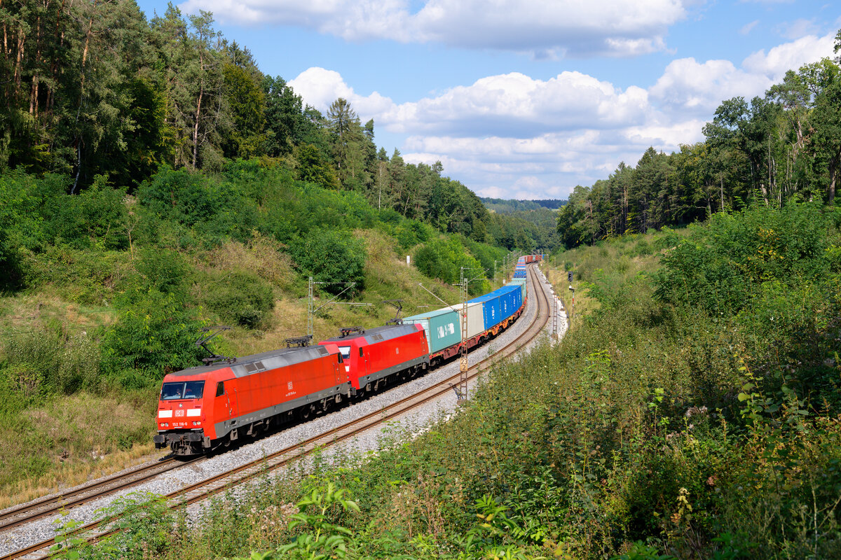 152 116 und 152 169 DB Cargo mit einem Containerzug bei Beratzhausen Richtung Nürnberg, 07.09.2020