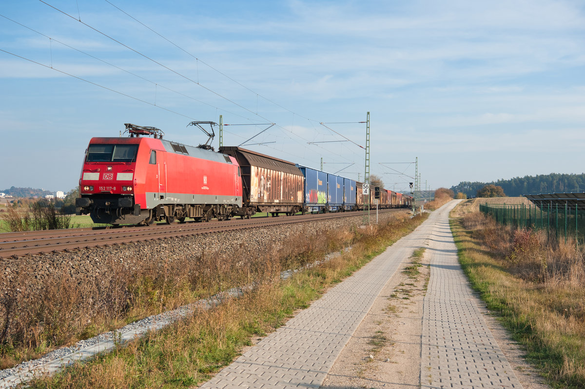 152 117 mit einem Autotransportzug bei Lehrberg Richtung Würzburg, 09.10.2018