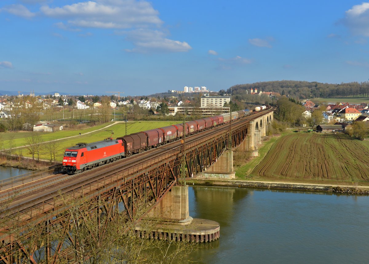 152 117 mit einem Güterzug am 09.03.2016 bei Regensburg-Prüfening. 