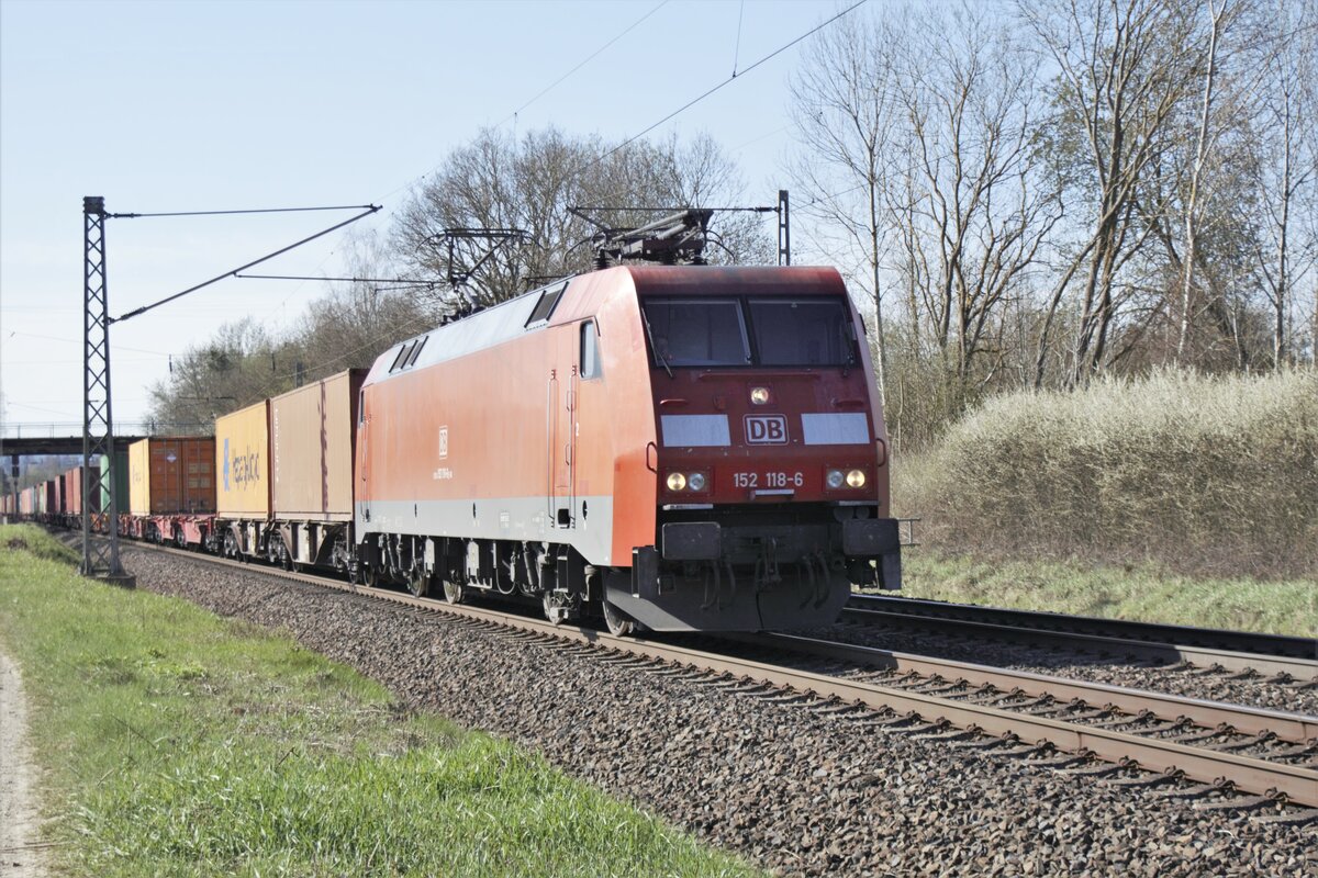 152 118-6 ist mit seinen Containerzug in Richtung Norden unterwegs,gesehen bei Kerzel am 27.04.2021.