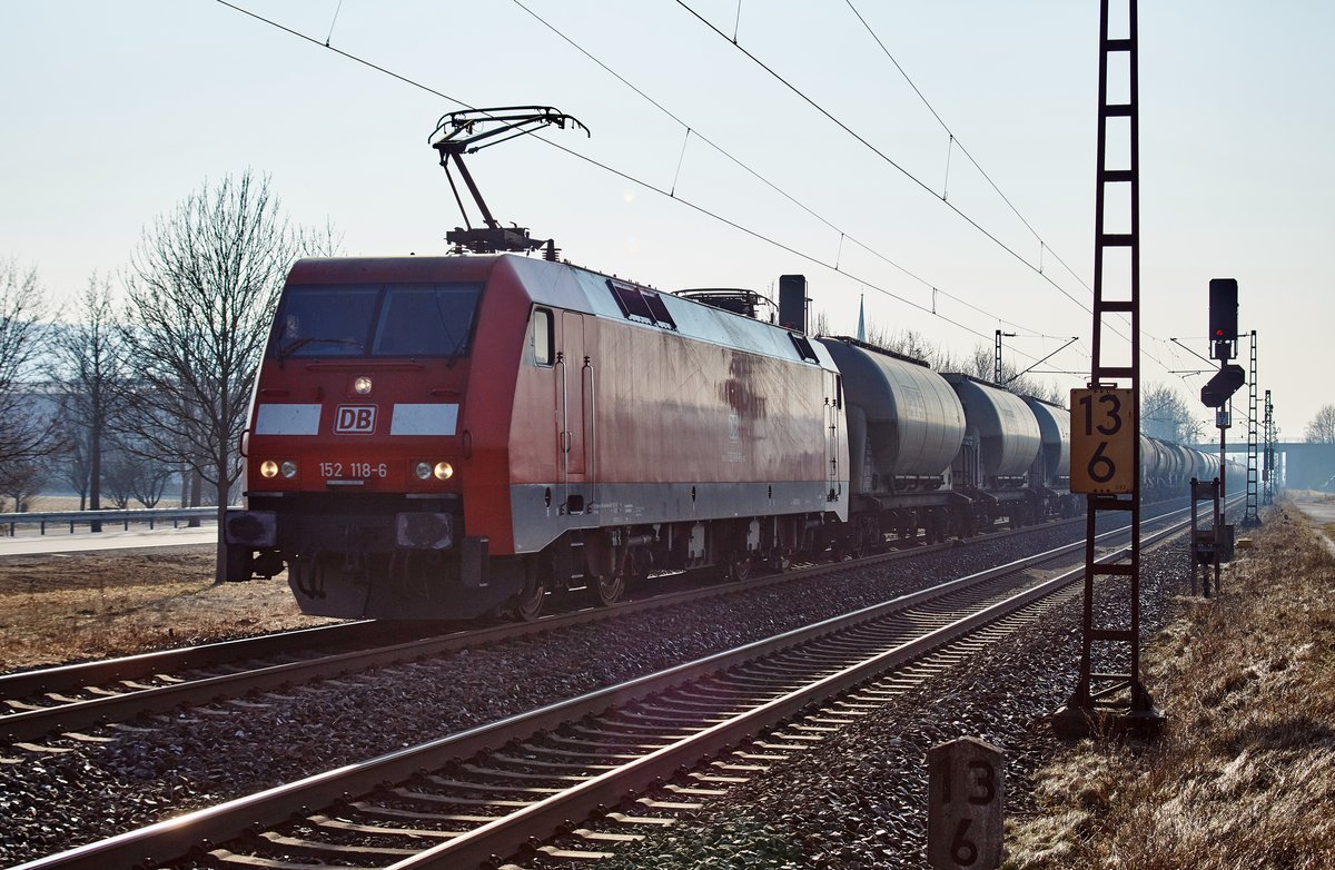 152 118-6 passiert mit einen Kesselzug Thüngersheim gesehen am 15.02.2017.
