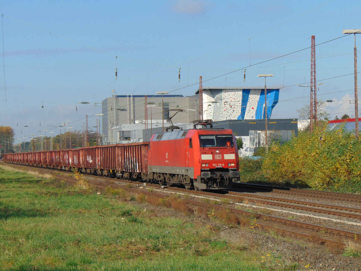 152 118 fährt mit dem Schrottzug durch Hilden Richtung Köln. Am 04.11.2020