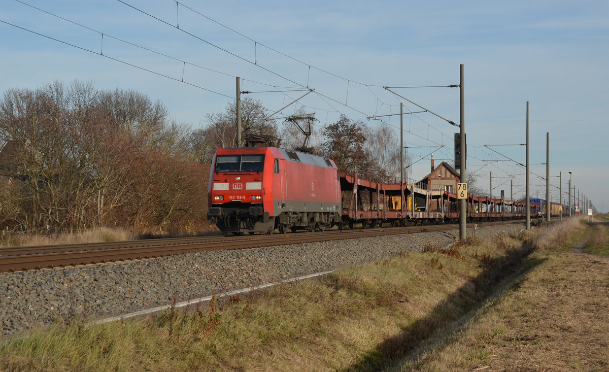152 118 führte am 08.12.16 einen Autologistiker durch Braschwitz Richtung Halle(S). 