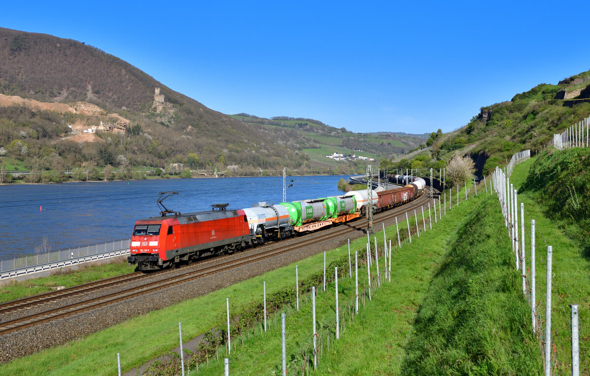 152 118 mit einem Güterzug am 14.04.2023 bei Lorch.