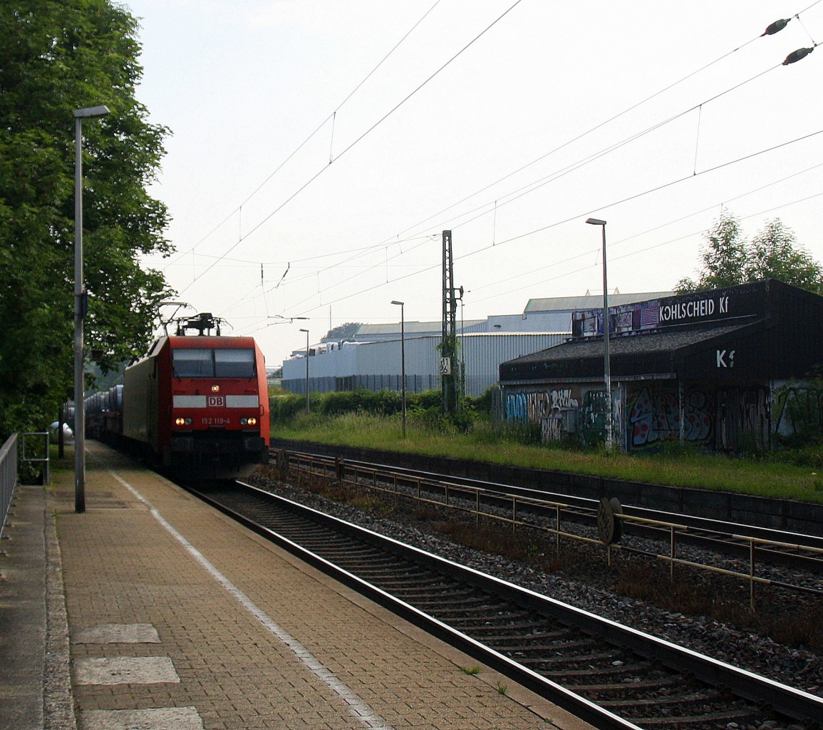152 119-4 DB kommt die Kohlscheider-Rampe hoch aus Richtung Neuss,Herzogenrath mit einem schweren Coilzug aus Bremen(D) nach Kinkempois(B) und fährt in Richtung Richterich,Laurensberg,Aachen-West.
Bei Sonne und Wolken am Morgen vom 3.6.2014.