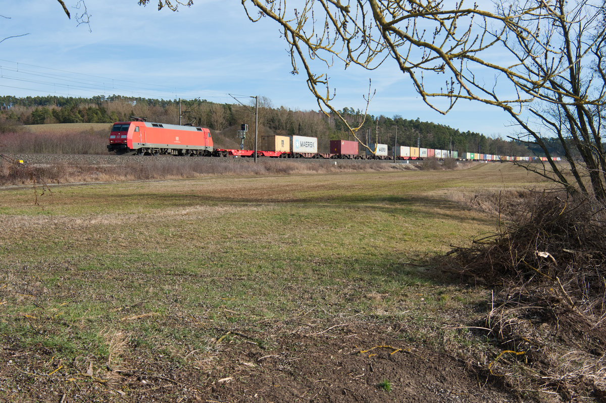 152 119 mit einem Containerzug bei Mitteldachstetten Richtung Würzburg, 23.02.2019